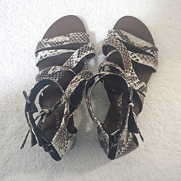 Vintage Bamboo Faux Alligator Skin, Crisscross,Zip up Sandals with 2 buckles.. 6 - Picture 5 of 11